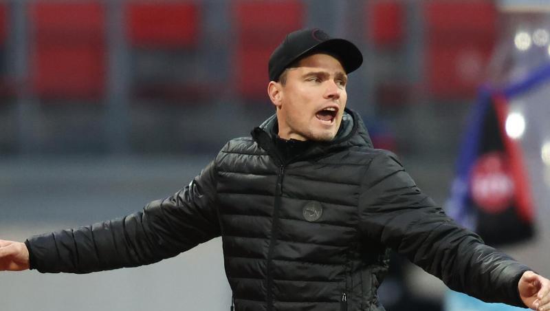 Robert Klauß gestikuliert am Spielfeldrand. Robert Klauß gestikuliert am Spielfeldrand.