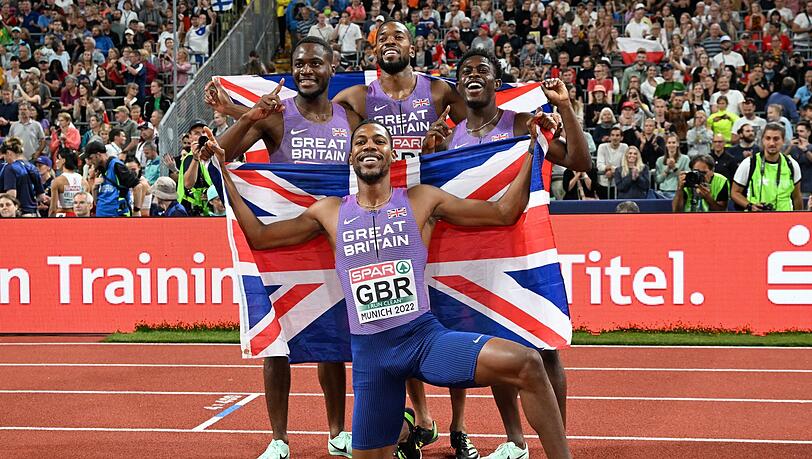 Das britische Team bejubelt den Sieg.