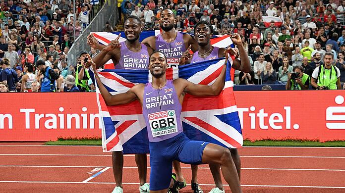 Das britische Team bejubelt den Sieg.