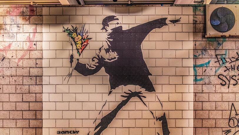 Banksys Bild "Flower Thrower im Strassenkampf um Frieden", gezeigt in einer Ausstellung in Mülheim.