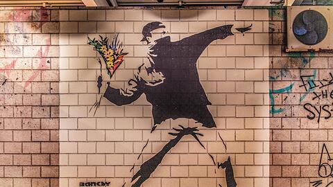 Banksys Bild "Flower Thrower im Strassenkampf um Frieden", gezeigt in einer Ausstellung in Mülheim.