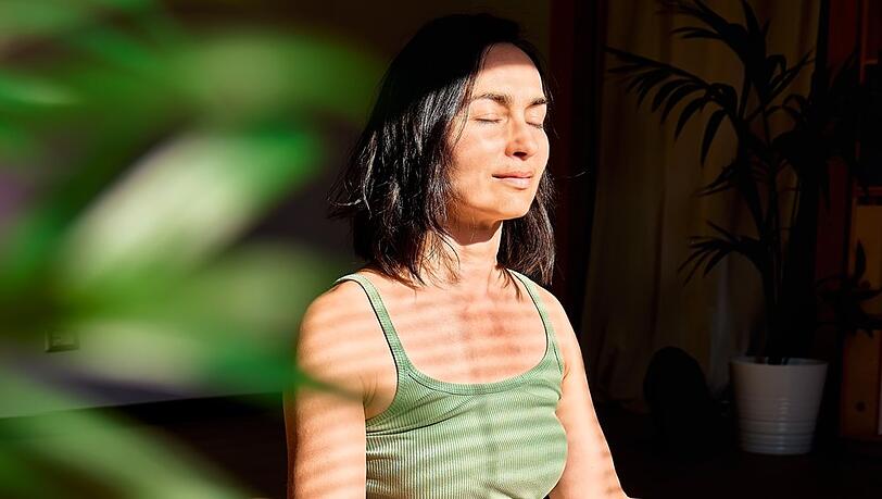 Eye-Yoga lässt sich leicht in den Alltag integrieren: Mit einfachen Übungen den Augen eine wohlverdiente Pause schenken. Eye-Yoga lässt sich leicht in den Alltag integrieren: Mit einfachen Übungen den Augen eine wohlverdiente Pause schenken.