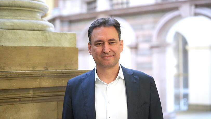 Georg Eisenreich im Justizpalast am Stachus. Georg Eisenreich im Justizpalast am Stachus.
