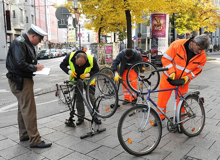 Bei seiner alljährlichen Schrottradl-Entsorgungsaktion sammelt das Baureferat jedes Mal tausende fahruntüchtige Räder ein. In den nächsten zwei Wochen wird Platz geschaffen in den öffentlichen Radlständern. Die Seriennummern werden von der Polizei notiert, falls doch noch jemand sein Rad vermisst.
