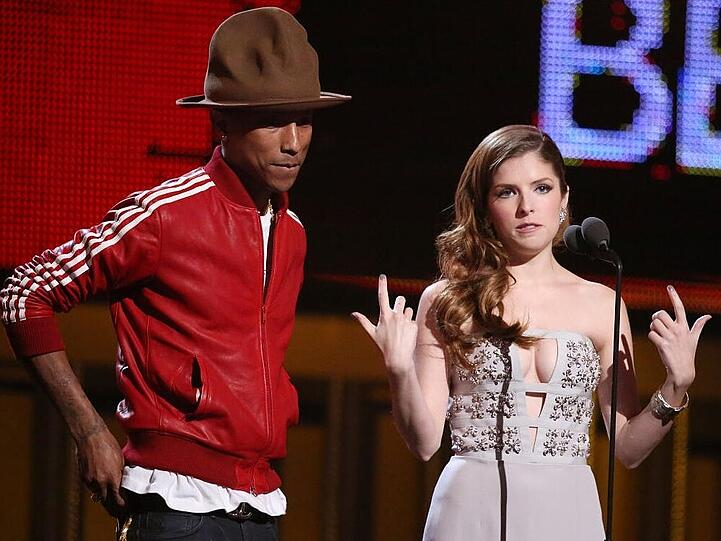 Schauspielerin Anna Kendrick zusammen mit Rapper Pharrell Williams bei den Grammy-Awards