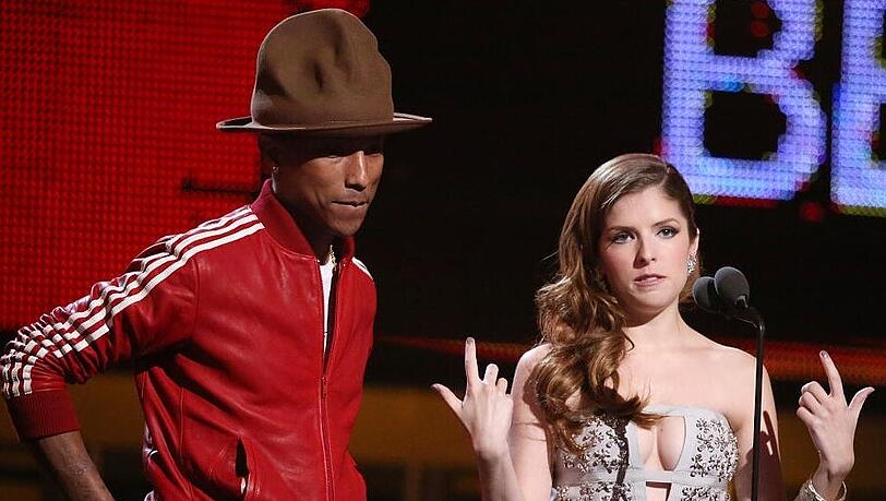 Schauspielerin Anna Kendrick zusammen mit Rapper Pharrell Williams bei den Grammy-Awards Schauspielerin Anna Kendrick zusammen mit Rapper Pharrell Williams bei den Grammy-Awards