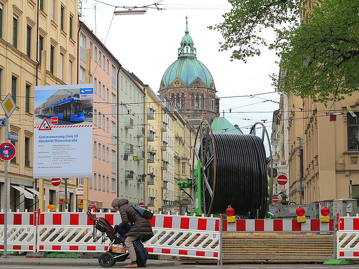 Auf der Tram-Linie 18 im Lehel wird gerade kräftig gebaut. AZ-Leser Djordje Matkovic hat die Baustelle dokumentiert. Die Bilder...