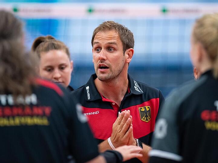 Steht mit Deutschlands Volleyballerinnen im Halbfinale: Bundestrainer Felix Koslowski.
