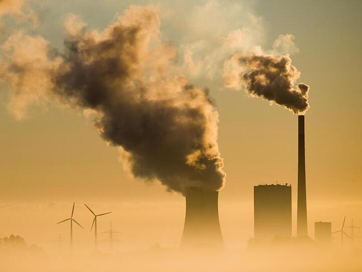 Durch die Einigung von Bund und Ländern auf einen höheren CO2-Preis verteuern sich die Heizkosten für eine Durchschnittswohnung um bis zu 134 Euro im Jahr.