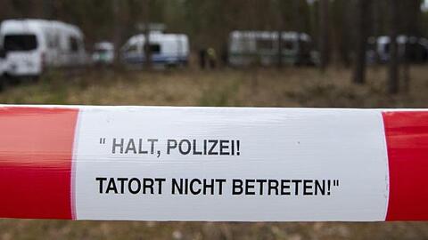 Die Polizei sucht seit Wochen nach Rebecca - hier in der vergangenen Woche in einem Wald im Landkreis Oder-Spree. Jetzt ist die Suche an Anschlussstellen der Autobahn 12 fortgesetzt worden.