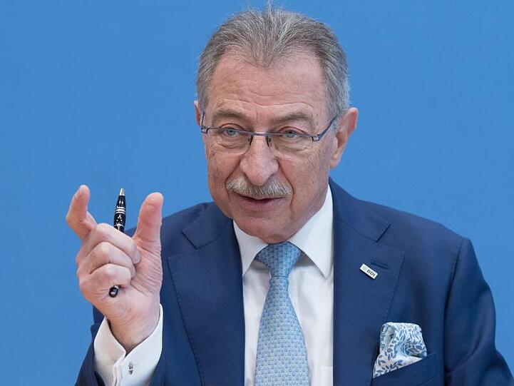 Dieter Kempf spricht während einer Pressekonferenz. Foto: Jörg Carstensen/dpa/Archivbild