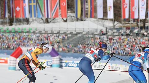 Victoria Carl (l-r) aus Deutschland, Laurien van der Graaff aus der Schweiz und Eva Urevc aus Slowenien in Aktion.