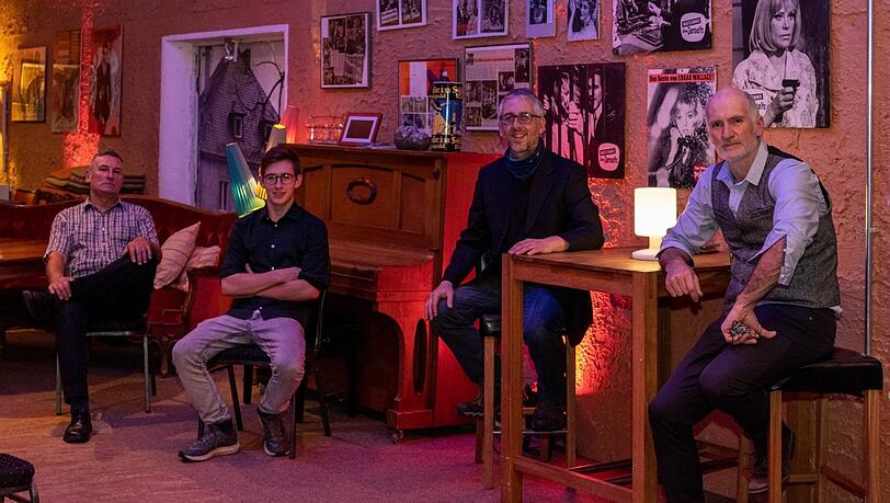Die Bandmitglieder von "Na Ciotogi" im Rose Corner Studio in Ergoldsbach.