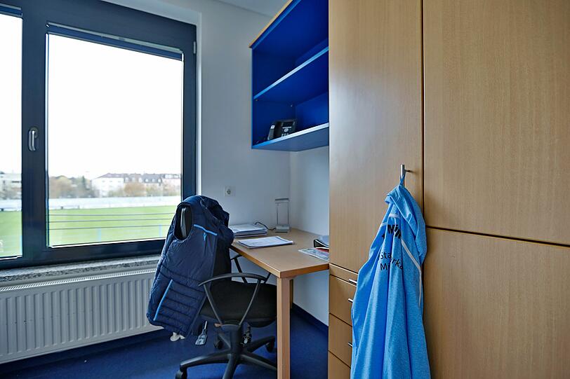 Insgesamt 14 Spieler wohnen aktuell im Internat: Ein Zimmer mit Blick auf die Trainingsplätze des TSV 1860.