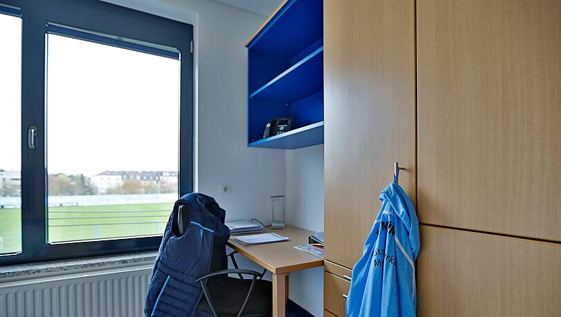Insgesamt 14 Spieler wohnen aktuell im Internat: Ein Zimmer mit Blick auf die Trainingsplätze des TSV 1860. Insgesamt 14 Spieler wohnen aktuell im Internat: Ein Zimmer mit Blick auf die Trainingsplätze des TSV 1860.