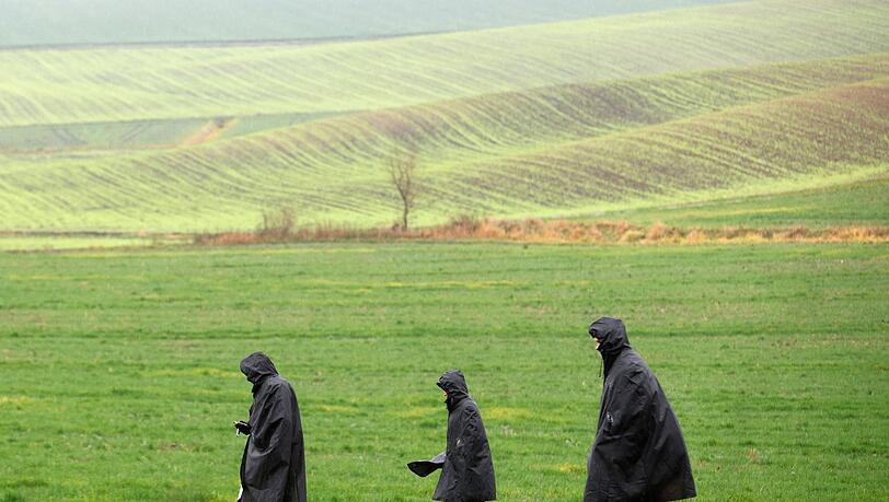 Polizisten kontrollieren und sichern nach einem tödlichen Raketeneinschlag den Bereich vor einem Getreidelager in Polens Grenzgebiet zur Ukraine.