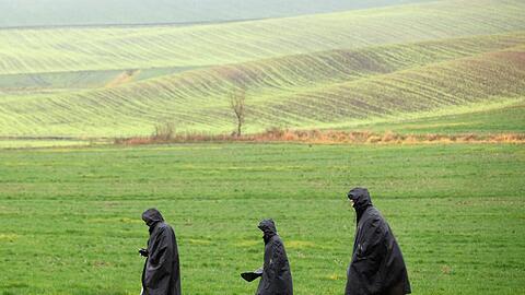 Polizisten kontrollieren und sichern nach einem tödlichen Raketeneinschlag den Bereich vor einem Getreidelager in Polens Grenzgebiet zur Ukraine.
