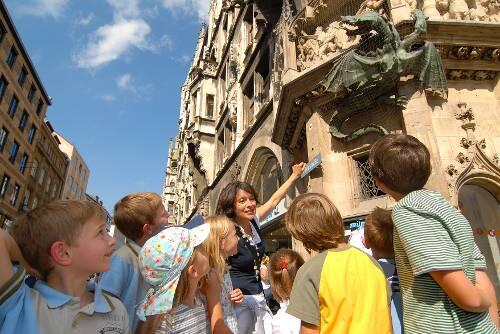 Ein Drache am Rathauseck: Gebannt lauschen die Kinder, was es mit ihm auf sich hat.