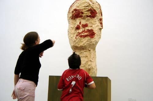 Das Kinderpalais vor Georg Baselitz? Skulptur »Rautenkopf« in der Pinakothek der Moderne.