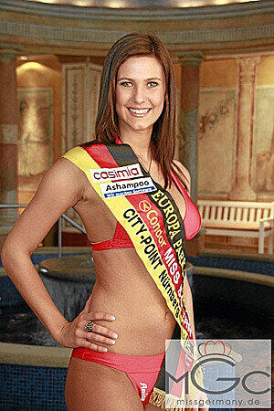 Duell "Frauen": Doch in welchem Bundesland leben die schöneren Frauen? Das sieht wohl jeder anders. Entscheiden Sie selbst - zwischen den Schönheitsköniginnen beider Bundesländer. Hier die amtierende Miss Bayern 2011 Tanja Maderholz und ...