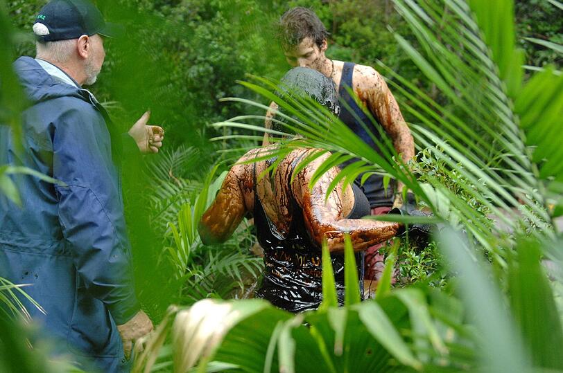 Daniel: &bdquo;Ihr habt sieben Sterne!&ldquo; Glücklich umarmt Patrick Iris. Iris zu Sonja: &bdquo;Dürfen wir euch auch umarmen?&ldquo; Sonja: &bdquo;Da müssen wir euch leider drei Sterne abziehen!&ldquo; Patrick: &bdquo;Das geht nicht, die Olivia verpeitscht mich sonst!&ldquo; Zufrieden und total besudelt traben sie von dannen.