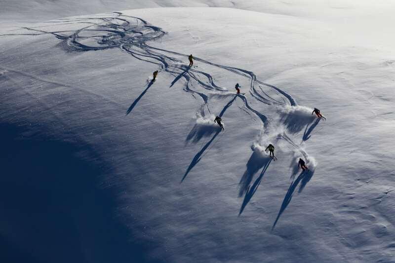 Eine Gruppe Freerider in Livigno beim Heliskiing.