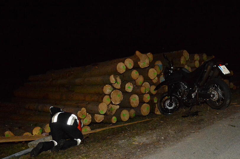 Ein 18-Jähriger ist am Mittwochabend mit seinem Motorrad gegen einen Holzstoß gekracht.