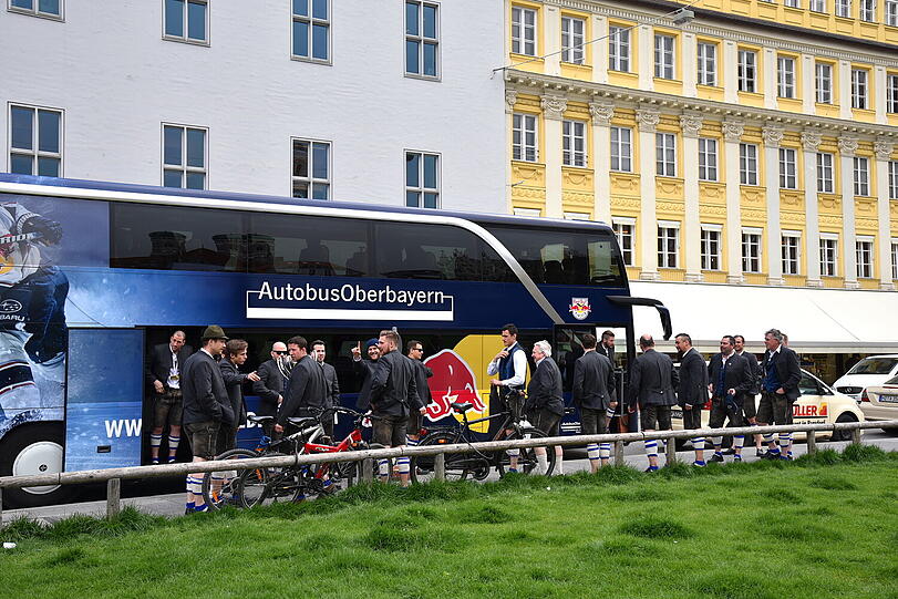 Der Bus des EHC übersah am Marienhof ein schlecht geparktes Taxi.