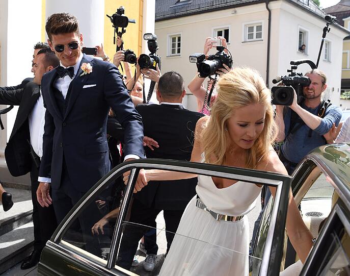 Mario Gomez und Carina Wanzung haben Freitag im Standesamt in der Mandlstraße geheiratet