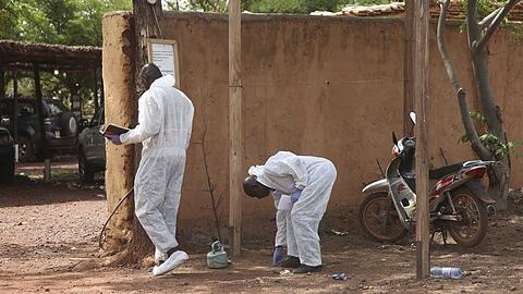 Forensiker bei Unteruschungen vor dem Hotel Campement Kangaba bei Bamako.