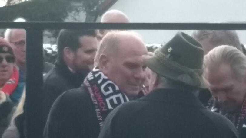Bayern-Präsident Uli Hoeneß vor Ort.