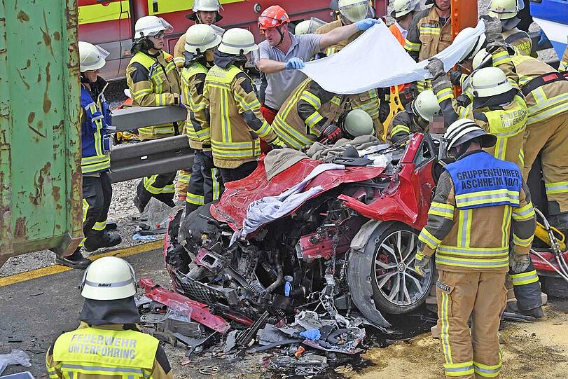 Vier Schwerverletzte sind die Bilanz eines Horror-Unfalls auf der A99.
