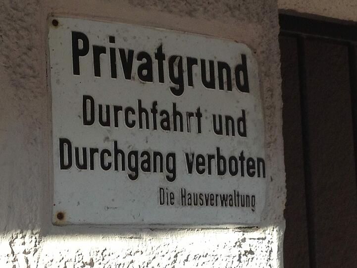 In diesen Innenhof in der Maxvorstadt darf man fast gar nichts - zumindest wenn es nach den Schildern geht.