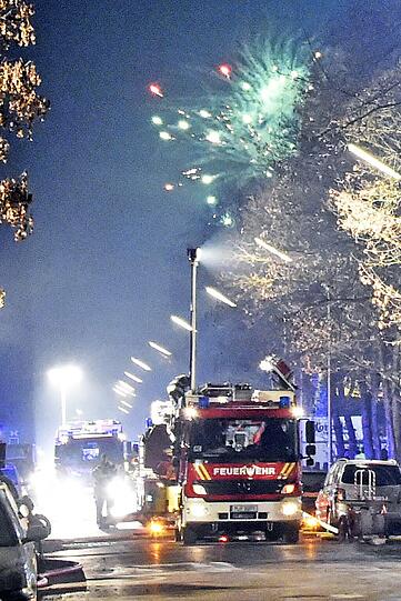 Ein Feuer auf einem Balkon setzte in Perlach einen ganzen Dachstuhl in Brand. Die Bilder von den Löscharbeiten.