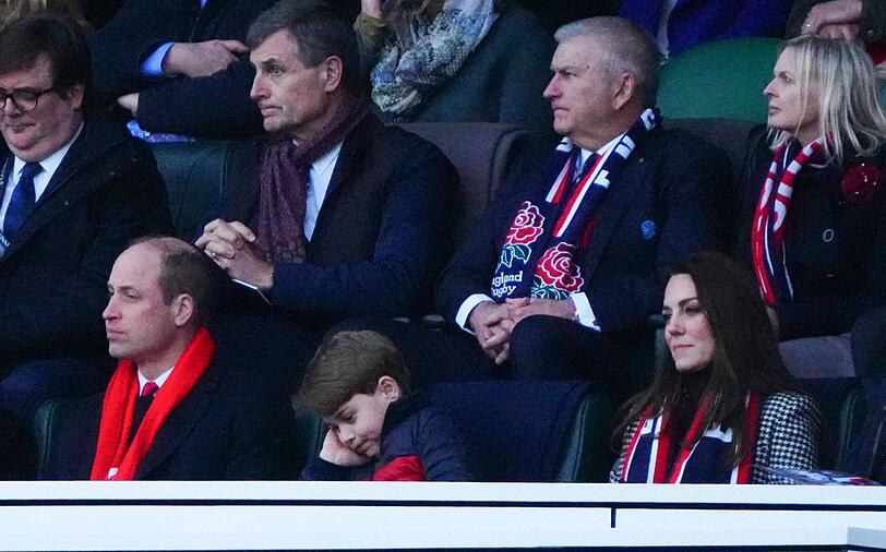 Müde legt George seinen Kopf in seine Hand
