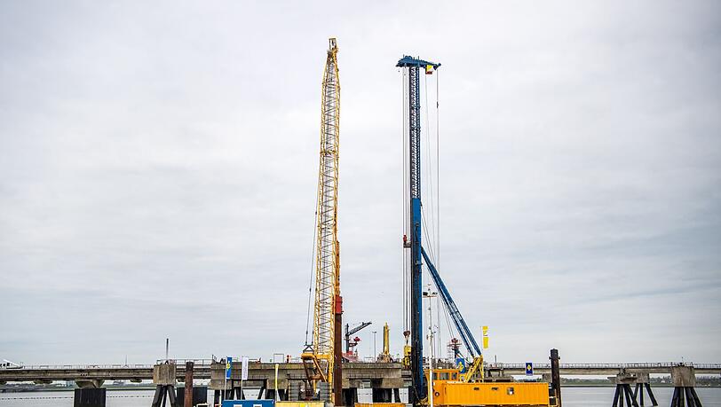 Am zukünftigen Anleger für das FSRUs (floating Storage and Regasification Units) für den Flüssiggasimport für Deutschland findet der erste Rammschlag statt.