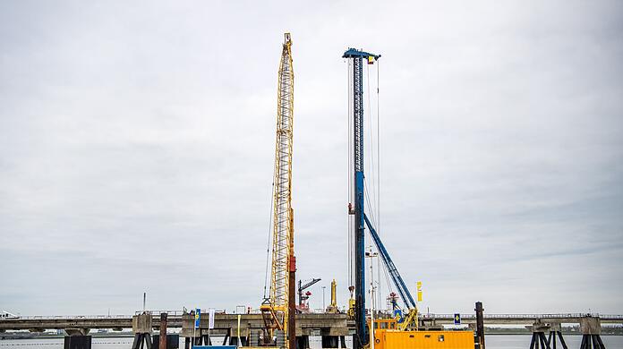 Am zukünftigen Anleger für das FSRUs (floating Storage and Regasification Units) für den Flüssiggasimport für Deutschland findet der erste Rammschlag statt.