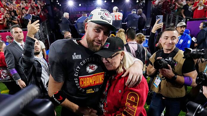 Kansas City Chiefs Tight End Travis Kelce (87) umarmt seine Mutter Donna.