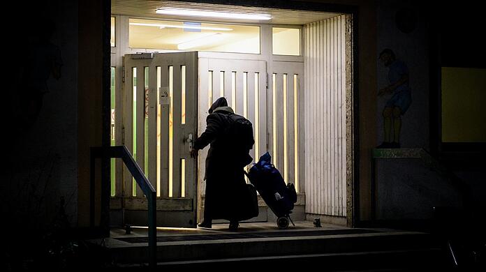Ein Obdachloser sucht Schutz im Kälteraum an der Bayernkaserne. Diesen Standort muss die Stadt aufgeben.