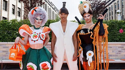 Jorge González mit Deeon im Maki-Look (links) und Symba im Udon-Dress (rechts).