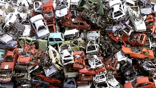 Alles Schrott: In München wollen so viele Autofahrer einen Neuwagen, dass es zu Engpässen bei der Lieferung kommt. Alles Schrott: In München wollen so viele Autofahrer einen Neuwagen, dass es zu Engpässen bei der Lieferung kommt.