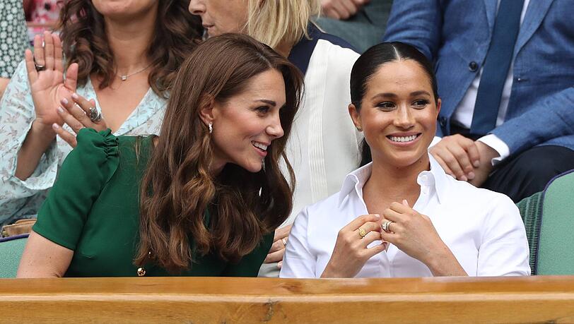 Im Sommer 2019 schienen sich Prinzessin Kate (l.) und Herzogin Meghan noch gut zu verstehen. Jetzt soll ein Konkurrenzkampf zwischen den Damen herrschen. Im Sommer 2019 schienen sich Prinzessin Kate (l.) und Herzogin Meghan noch gut zu verstehen. Jetzt soll ein Konkurrenzkampf zwischen den Damen herrschen.