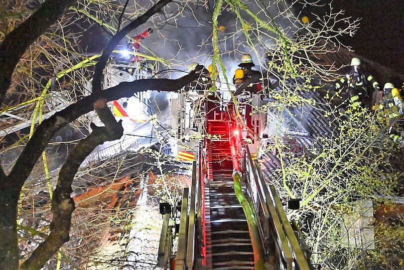 Gro&szlig;einsatz der M&uuml;nchner Feuerwehr: In der Diefenbachstra&szlig;e in Solln hat der Dachstuhl eines dreigeschossigen Wohnhauses gebrannt.