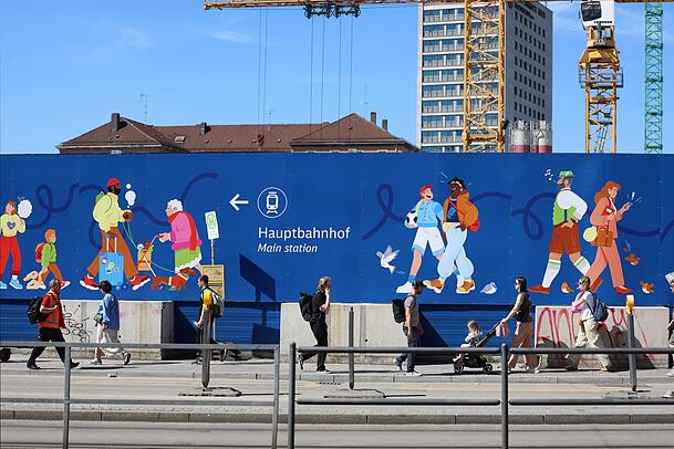 More to come: Mit das Erste, was Bahn-Touristen zu sehen bekommen. More to come: Mit das Erste, was Bahn-Touristen zu sehen bekommen.