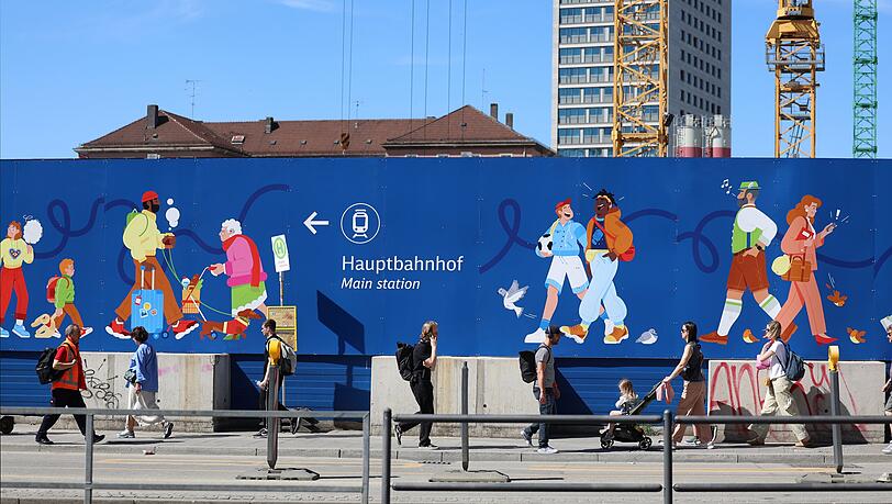 More to come: Mit das Erste, was Bahn-Touristen zu sehen bekommen. More to come: Mit das Erste, was Bahn-Touristen zu sehen bekommen.
