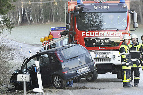 Die Autos wurden geborgen, die Kreisstraße M8 blieb zweieinhalb Stunden lang gesperrt.