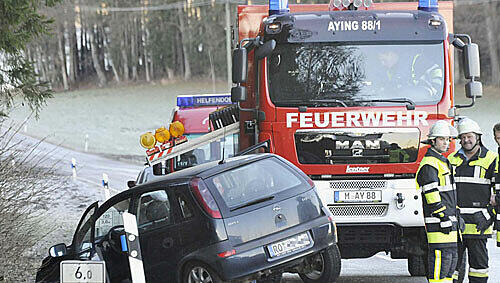 Die Autos wurden geborgen, die Kreisstraße M8 blieb zweieinhalb Stunden lang gesperrt. Die Autos wurden geborgen, die Kreisstraße M8 blieb zweieinhalb Stunden lang gesperrt.