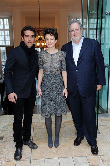 Elias M'Barek mit Lena Schoemann und Martin Moszkowicz auf dem Empfang des FilmFernsehFonds im Rahmen der Berlinale.