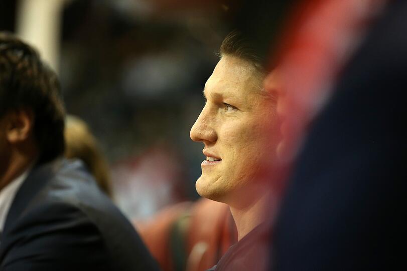 Bastian Schweinsteiger beobachtet jedoch nicht nur das Spiel.