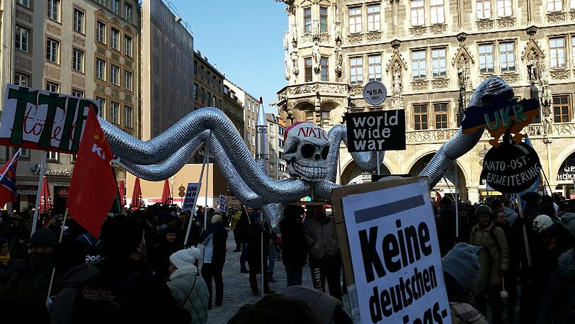 Unter dem Motto «Kein Frieden mit der NATO» demonstrierten am Samstag knapp 2000 Menschen gegen die Siko.